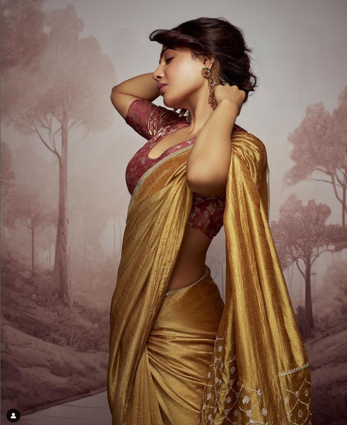 Samantha Ruth Prabhu shines in Saaki's Dance of Duality gold saree